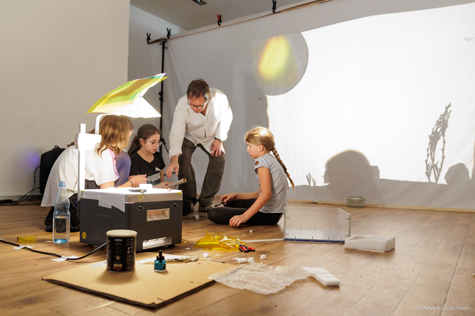 Kinder mit Schattenwand und Overheadprojektor